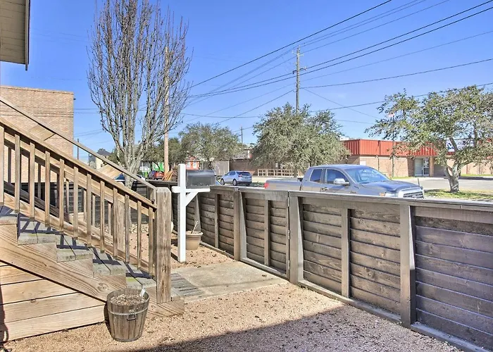 Cozy Beach Bungalow Near Galveston Seawall And Pier