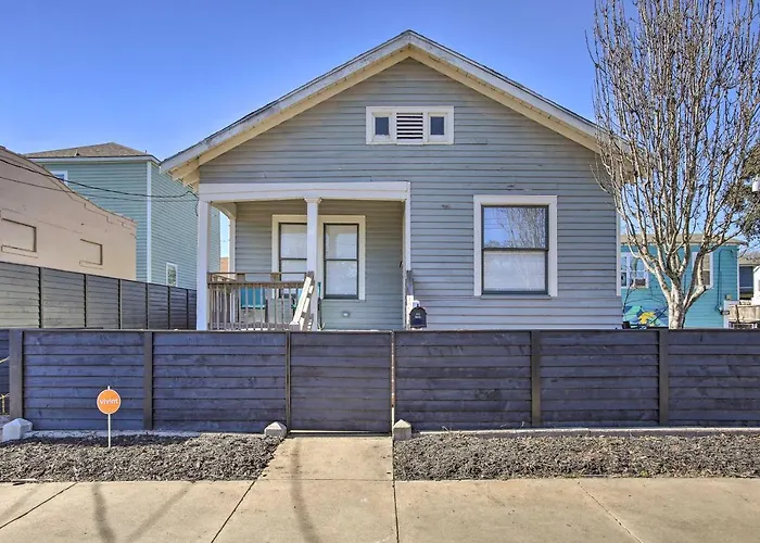 Cozy Beach Bungalow Near Galveston Seawall And Pier