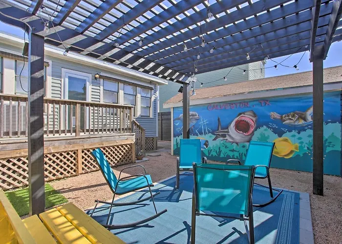 Cozy Beach Bungalow Near Galveston Seawall And Pier